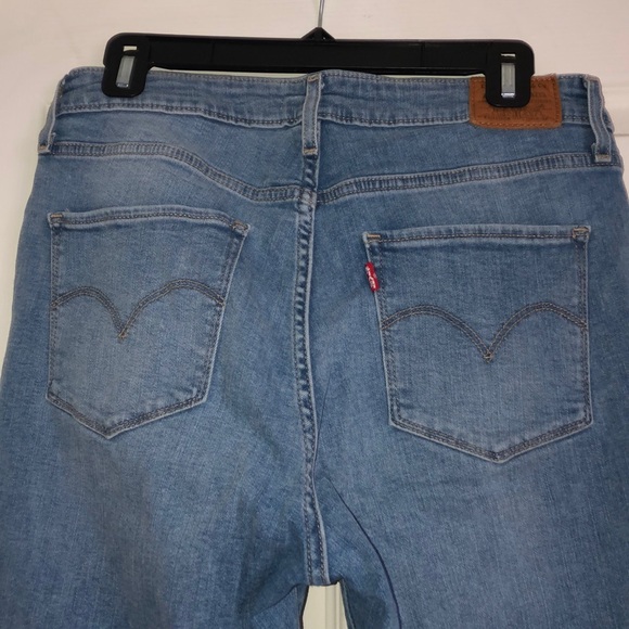 Levi’s Light-wash Ripped Jeans - Picture 5 of 6